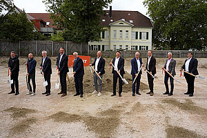 Spatenstich im Quartier Hornsches Tor mit (von links) Michael Benner (B&B Hotel, Central & Northern Europe), Vincent Sander (Geschäftsführer der Immobiliengruppe Sander, Detmold), Dr. Nicolas Rinösl (Abteilung Umwelt und Arbeitsschutz bei der Bez-Reg Detmold), Kolja Kolander (Regionalleiter Edeka Nordwest Stiftung & Co.KG), Prof. Dr. Johannes Beverungen (Vors. des Handelsverbandes NRW OWL), Michael Garstka (Geschäftsführer LIST Develop Commercial GmbH & Co.KG), Detmolds Bürgermeister Frank Hilker, Christian Schmidt (Vorsitzender der Werbegemeinschaft „Die Händler, Detmold), Jens Klingemann, Geschäftsführer des Modehauses Klingemann, Höxter), Thorsten Paulussen (Dritter Beigeordneter der Stadt Detmold) und Peter Bause (Bauleiter LIST).