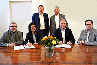 Der Vertrag ist unterzeichnet: In Gegenwart von (stehend, von links) Bürgermeister Frank Hilker und dem Dritten Beigeordneten Thorsten Paulussen haben (sitzend, von links) Thomas Lammering (Technischer Beigeordneter) und Dr. Miriam Mikus (Erste Beigeordnete und Kämmerin) für die Stadt Detmold den Vertrag mit LIST unterzeichnet