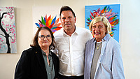 Gruppenfotografie mit Susan Hoopmann (von rechts nach links), Bürgermeister Frank Hilker und der deutschen Freundin von Susan Hoppmann Mira Sellheim
