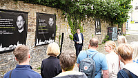 Bürgermeister Frank Hilker bei der Eröffnung der Ausstellung in der Bruchmauerstraße zum Tag des Ehrenamts