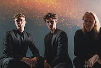 Fotografie der Mitglieder der Band "KNUD Trio"