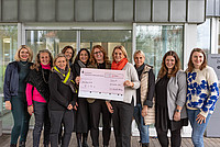 Das Foto zeigt alle Beteiligten an der Spendenaktion vom Kinderschutzhaus K.I.D.S der Stadt Detmold