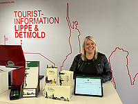 Vanessa Rubart, Teamleiterin der Tourist Information Lippe und Detmold, zeigt den digitalen Stadtgutschein im neuen Wallet-Modul in der Stadtapp „Appmold“