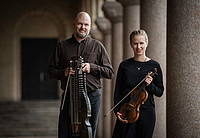 Außenaufnahme von Johan Hedin an der Nyckelharpa und Ida Meidell Blylod mit der Barockgeige