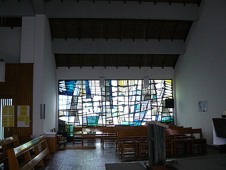 Kirchenraum mit Kunstverglasungen Kirchenraum mit Kunstverglasung im Kirchengebäude St. Stephanus am Haselnussweg 2 in Hiddesen (Denkmal A731)