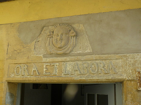 Nahaufnahme der Türrahmung einschließlich Relief am Hintergebäude in der Neustadt 12 in Detmold (Denkmal A722)