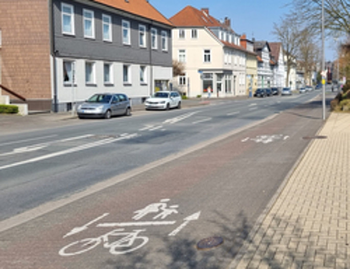 Straße mit Zweirichtungsradwegen an der Leopoldstraße vor der Bezirksregierung