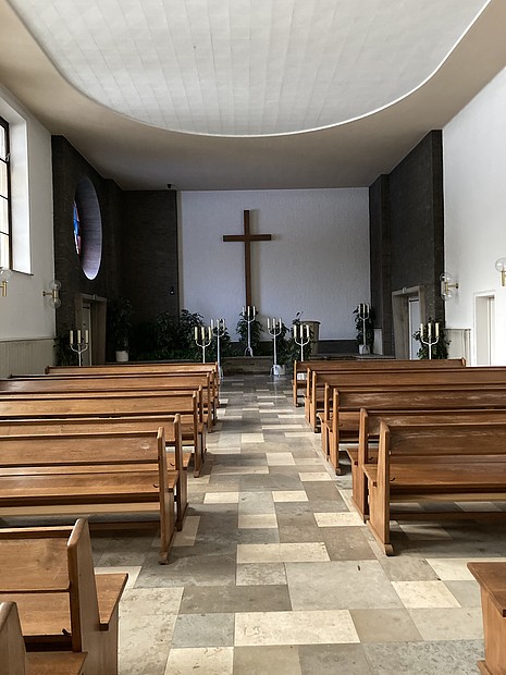 Kapellenraum Innenansicht des Kapellenraums der Friedhofskapelle auf dem Waldfriedhof Kupferberg am Plantagenweg 51 in Heidenoldendorf (Denkmal A730)