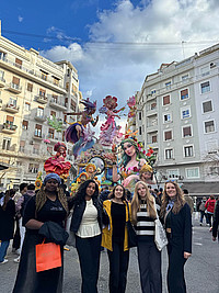 Victoria Irhabor, Laujaani Sothilingam, Marta Llopis (Teilnehmerin aus Spanien), Ina Agethen und Sophie Gurcke vor den prächtigen Fallas-Figuren in Valencia