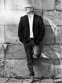 Schwarz-weiß Fotografie des Lemgoer Autors und Musikers Christian Jaschinski