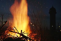 Nahaufnahme eines Lagerfeuers bei Nacht
