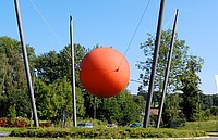 Das Bild zeigt die rote Kugel am Ortseingang Hohenloh, als sie noch fest in der Verankerung hing.