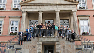 Gruppenfoto der Absolventinnen und Absolventen der neuen Stadtführerausbildung auf der Treppe des Rathauses in Detmold mit Bürgermeister Frank Hilker