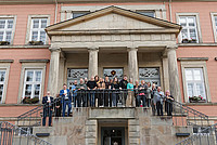Gruppenfoto der Absolventinnen und Absolventen der neuen Stadtführerausbildung auf der Treppe des Rathauses in Detmold mit Bürgermeister Frank Hilker