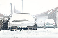 Schneebedecktes Aut mit Lipper Kennzeichen in einer Hauseinfahrt