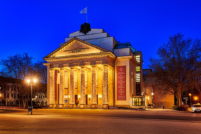 Nachtaufnahme des Landestheater Detmold mit weihnachtlicher Beleuchtung