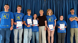 Sylke Buschmann (4.von links) freut sich mit (von links) Micha Hildebrandt, Dean Jason Friesen, Robin Jörgens, Theresa Winter, Amy Lynn Schlosser, Mia Marlene Schulz und Aymen Derwisch über die Qualifizierung zum Sporthelfer