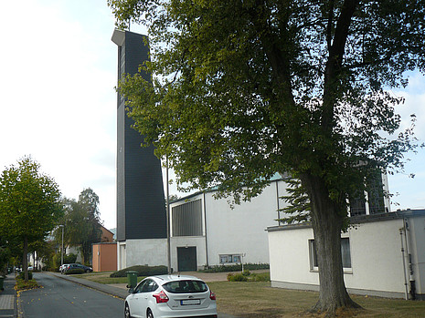 Bergstraße 44/46 Straßenansicht Straßenansicht des Kirchengebäudes mit großem schwarzen Turmgebilde an der Bergstraße 44/46 in Detmold (Denkmal A723)