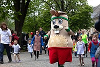 Eine Person im Hermi-Kostüm in einer Menschenmenge mit Eltern und Kindern