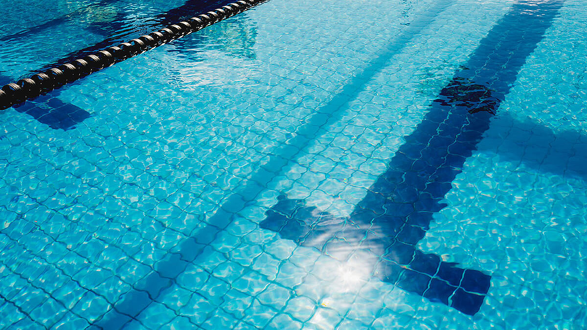 Außenaufnahme eines leeren Freibadbeckens