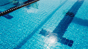 Außenaufnahme eines leeren Freibadbeckens