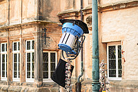 Nahaufnahme eines Scheinwerfers vor der Fassade des Fürstlichen Residenzschloss Detmold
