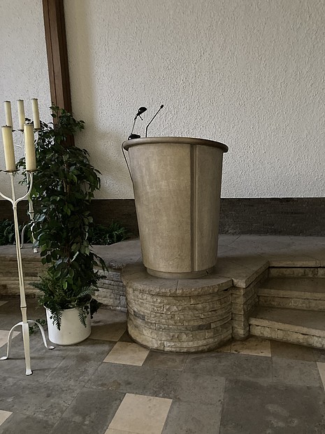 Lesepult in Naturstein Naturstein-Lesepult aus der Friedhofskapelle auf dem Waldfriedhof Kupferberg am Plantagenweg 51 in Heidenoldendorf (Denkmal A730)