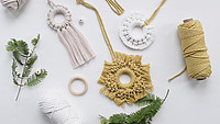 Utensilien für einen Makramee-Workshop auf weißem Untergrund