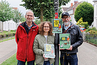 Gruppenbild mit (von links) Stephan Szymanowski und Inga Müller aus dem Team Freiraumplanung der Stadt Detmold und den Detmolder Cartoonisten André Sedlaczek