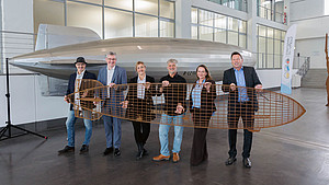 Das Foto zeigt (von liinks): Stahlkünstler Hans Cordes, Stadtwerke Detmold Geschäftsführer Ralf Libuda, Heike Kröckel, Jörg Kruse und Katharina Zymla-Bent aus dem Ausstellungsteam und Bürgermeister Frank Hilker.