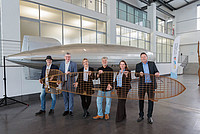Das Foto zeigt (von liinks): Stahlkünstler Hans Cordes, Stadtwerke Detmold Geschäftsführer Ralf Libuda, Heike Kröckel, Jörg Kruse und Katharina Zymla-Bent aus dem Ausstellungsteam und Bürgermeister Frank Hilker.
