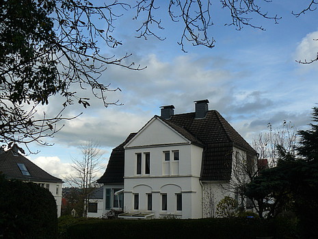 Seitenansicht des Wohnhauses am Fliederweg 6 in Detmold (Denkmal A735)