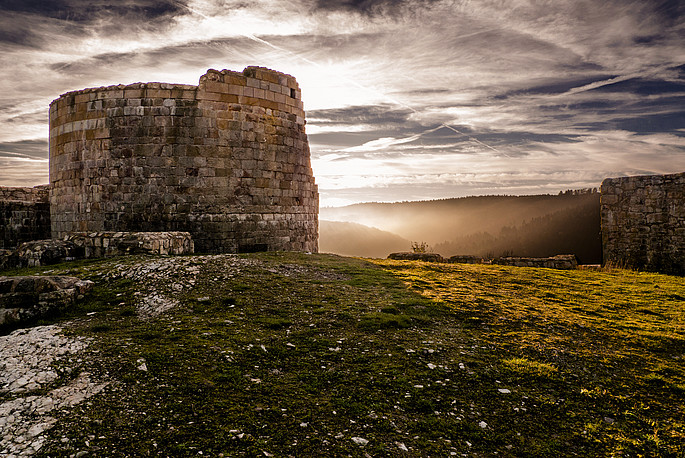 Burgruine der Falkenburg im Teutoburger Wald bei Detmold während des Sonnenuntergangs