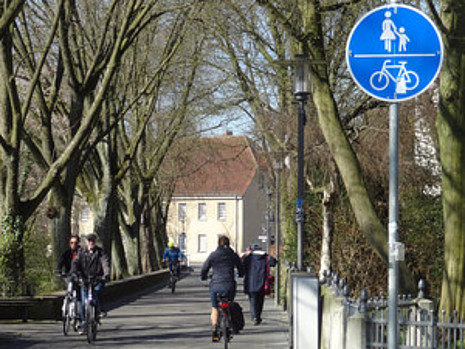 Gemeinsam genutzter Geh-Radweg an der Ameide