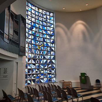 Buntglasfenster der Kirche am Wittenberger Weg 4 in Detmold (Denkmal A738)