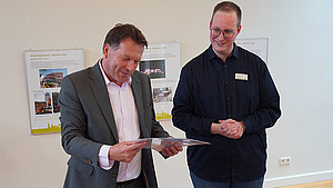 Bürgermeister Frank Hilker und Teilprojektleiter Pierre Rotthoff zeigen die Möglichkeit die multifunktionale Nutzung von Parkflächen