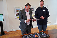Bürgermeister Frank Hilker und Teilprojektleiter Pierre Rotthoff zeigen die Möglichkeit die multifunktionale Nutzung von Parkflächen