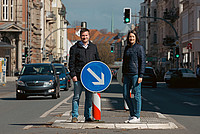 Verena Busse (rechts), Teamleiterin im Bereich Verkehrsplanung und Mobilität bei der Stadt Detmold, und ihr für diese Maßnahme planungsverantwortlicher Teamkollege An-dreas Menke zeigen an der Paulinenstraße die Querungshilfe, die den Kaiser-Wilhelm-Platz besser an die Innenstadt anbindet.