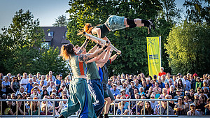 Drei Künstlerinnen zeigen eine akrobatische Show auf einer Bühne bei der Bildstörung 2026