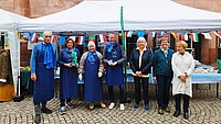 Gruppenbild beim Zuckerfest in Zeitz mit (von links) Helmut Volker Schüte, Martina Wenke, Catrin Will und Jens Berghahn sowie Sabine Langenberg (Stabsstelle Personal und Organisation der Stadt Zeitz), Beate Teller und Karin Sieg vom Partnerschaftsverein Detmold-Zeitz