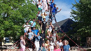 Außenaufnahme von mehreren Viertklässler der Weerth-Schule auf einem Klettergerüst