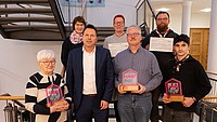 Fotografie der Gewinner des Heimat-Preises NRW gemeinsam mit Bürgermeister Frank Hilker