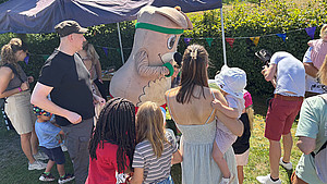 Das Detmolder Maskottchen Hermi auf dem Sommerfest der lippischen Pflegefamilien