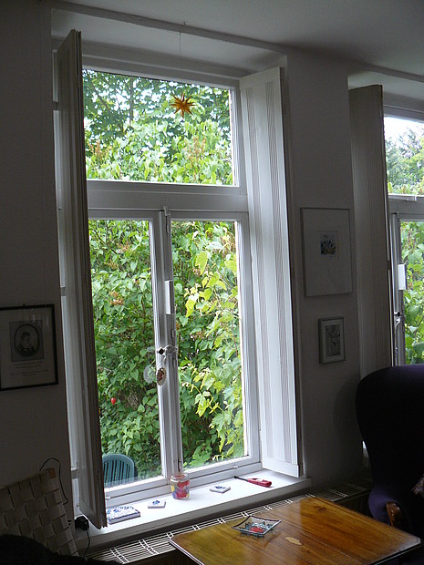 Sachsenstraße 18 Fenster Innenansicht der hohen, weißen Fenster des Wohnhauses an der Sachsenstraße 18 in Detmold (Denkmal A726)