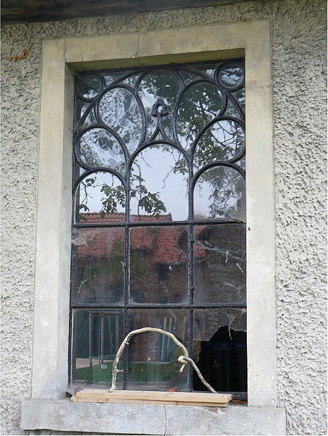 Stallfenster Nahaufnahme des Stallfensters an der alten Stellmacherei am Rittergutsweg 1 in Heidenoldendorf (Denkmal A728)
