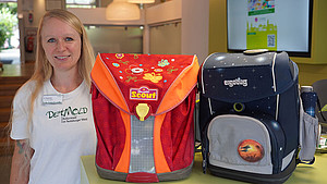 Michelle Pankratz präsentiert zwei Schulranzen im Familien-Info-Treff (F.I.T) der Stadt Detmold