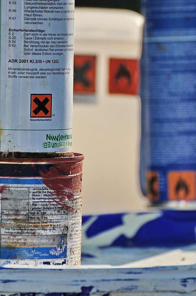 Benutzte Farbeimer, Sprühdosen und diverse weitere Sondermüllverpackungen