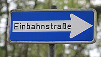 Fotografie eines Einbahnstraßen-Schildes