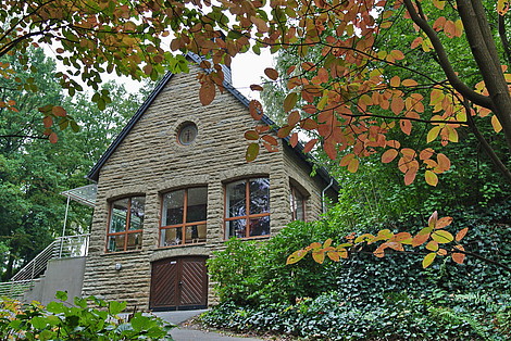 Das Gebäude einer Friedhofskapelle mitten in der Natur