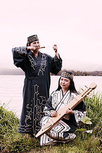Auenaufnahme von Kapiw & Apappo – die beiden Ainu-Schwestern aus Nordjapan